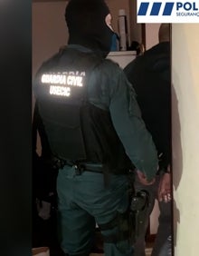 Imagen secundaria 2 - Registros a viviendas y dinero y aparatos tecnológicos requisados por Guardia Civil. 