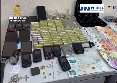 Imagen secundaria 1 - Registros a viviendas y dinero y aparatos tecnológicos requisados por Guardia Civil. 