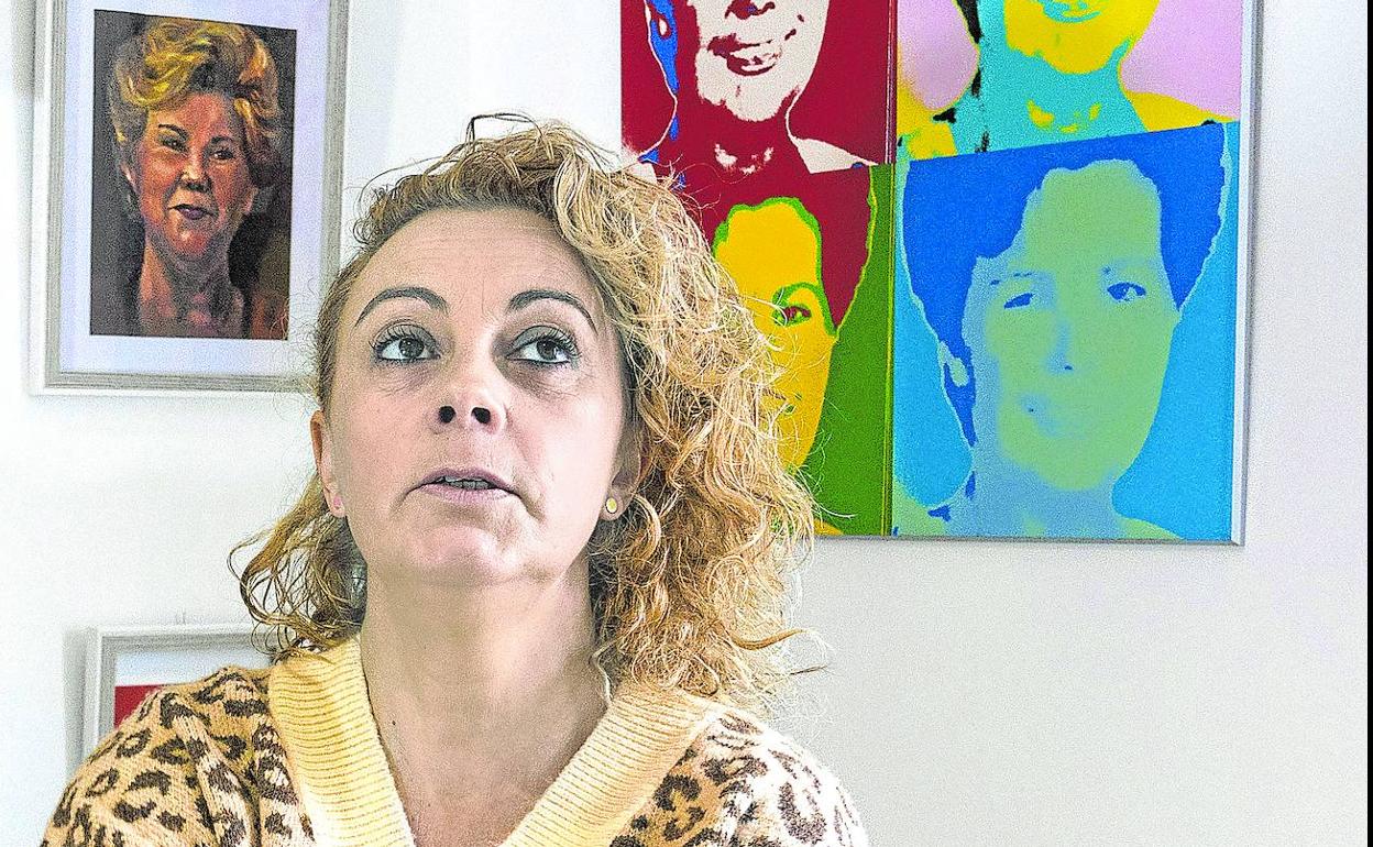 Con retratos de Ana Orantes de fondo, su hija Raquel se muestra orgullosa de su madre, por la valentía en denunciar y el amor que dio a su familia.