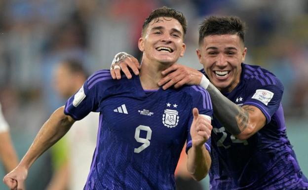 Julián Álvarez (i) y Ezno Fernández celebran un gol de Argentina ante Polonia. 