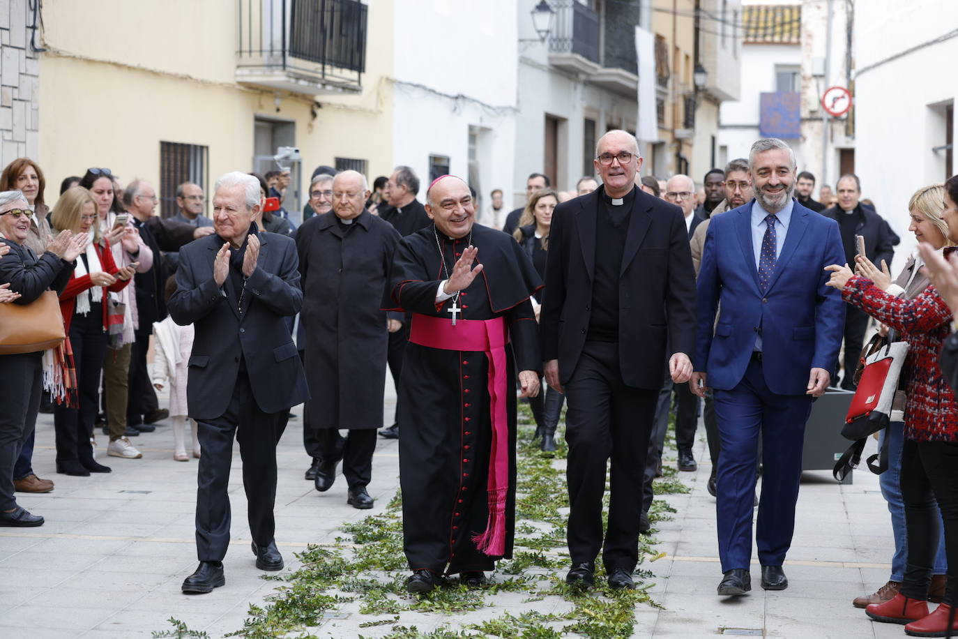 El nuevo arbobispo de Valencia recorre varios municipios y lugares emblemáticos antes de su toma de posesión. 