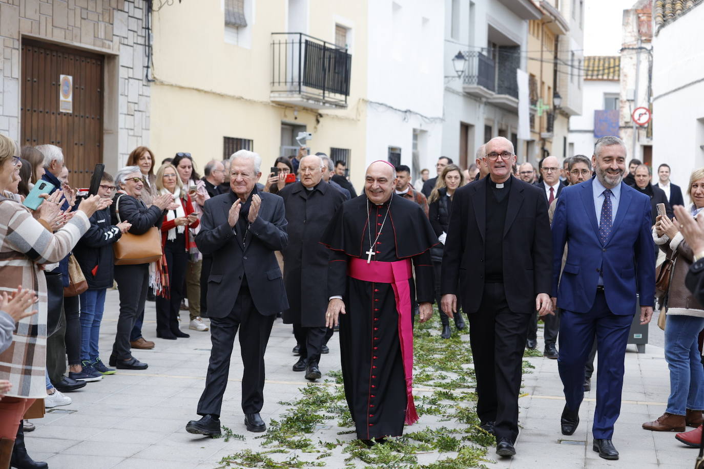 El nuevo arbobispo de Valencia recorre varios municipios y lugares emblemáticos antes de su toma de posesión. 