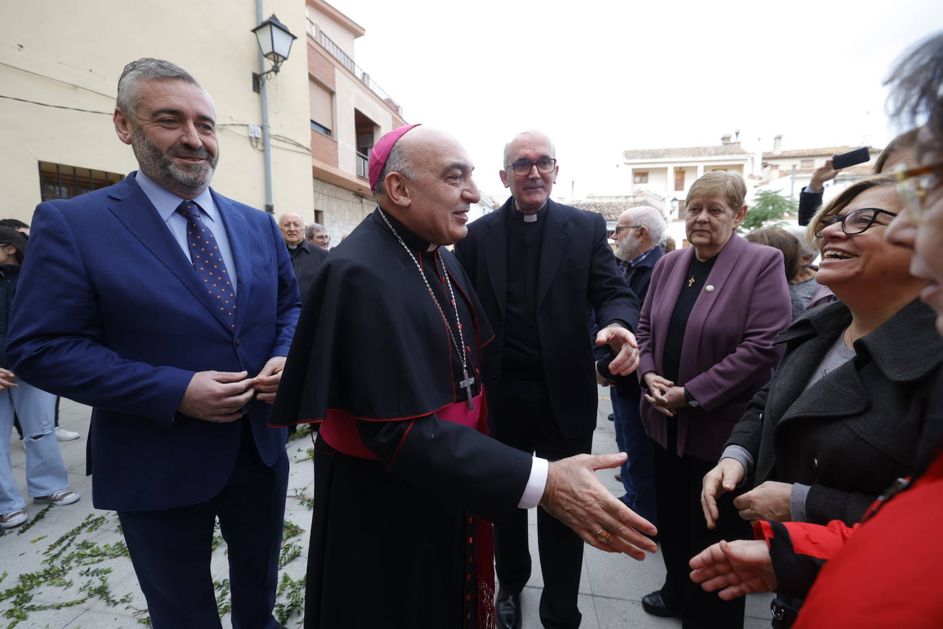 El nuevo arbobispo de Valencia recorre varios municipios y lugares emblemáticos antes de su toma de posesión. 