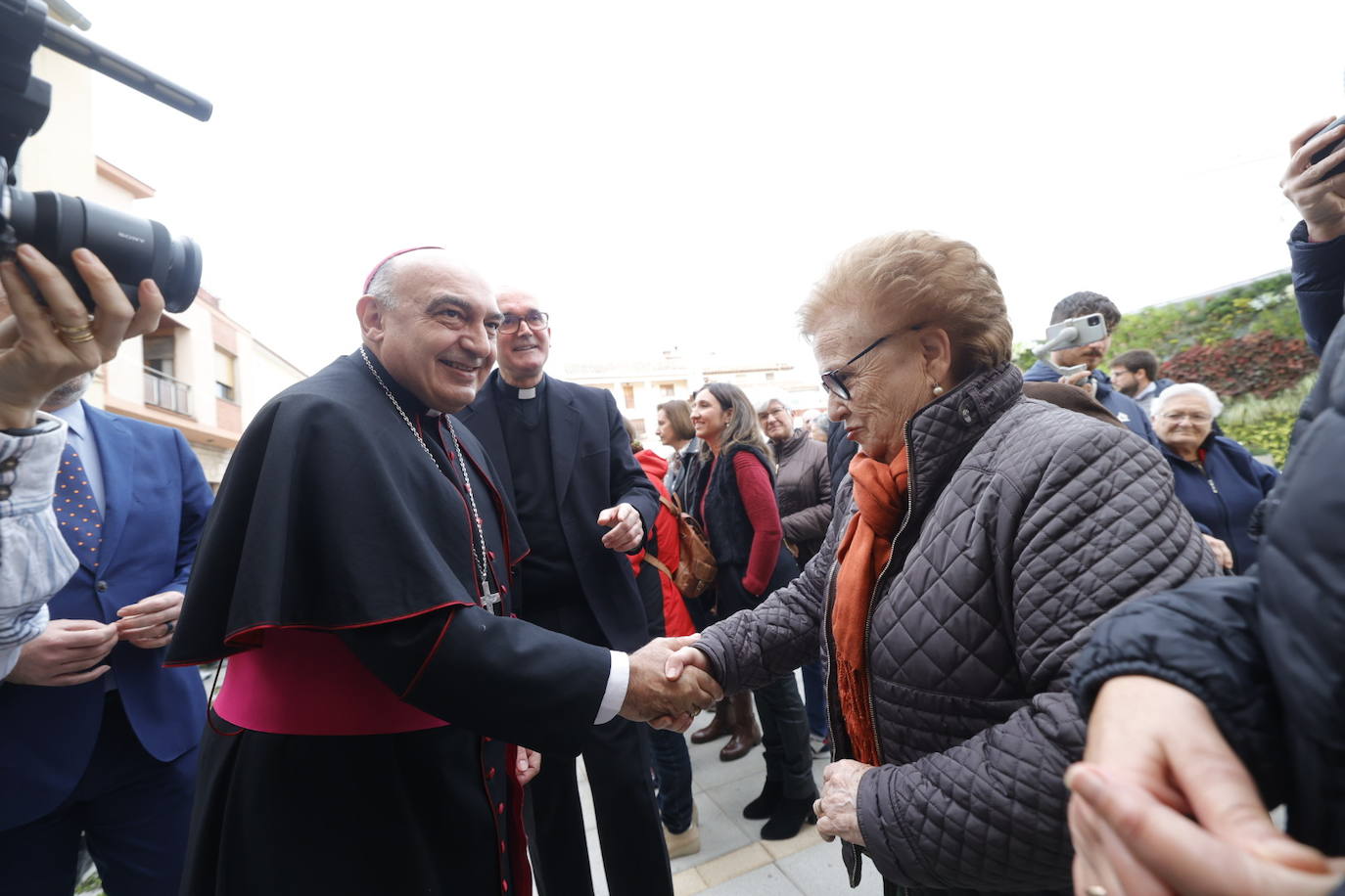 El nuevo arbobispo de Valencia recorre varios municipios y lugares emblemáticos antes de su toma de posesión. 