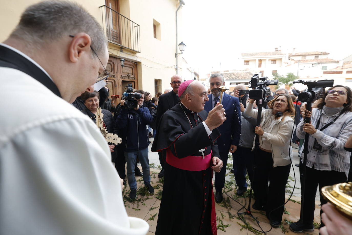 El nuevo arbobispo de Valencia recorre varios municipios y lugares emblemáticos antes de su toma de posesión. 