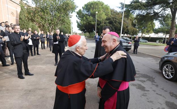 Imagen principal - El primer contacto entre el cardenal Cañizares y el nuevo Arzobispo ha sido en el Seminario Mayor La Inmaculada de Moncada. 