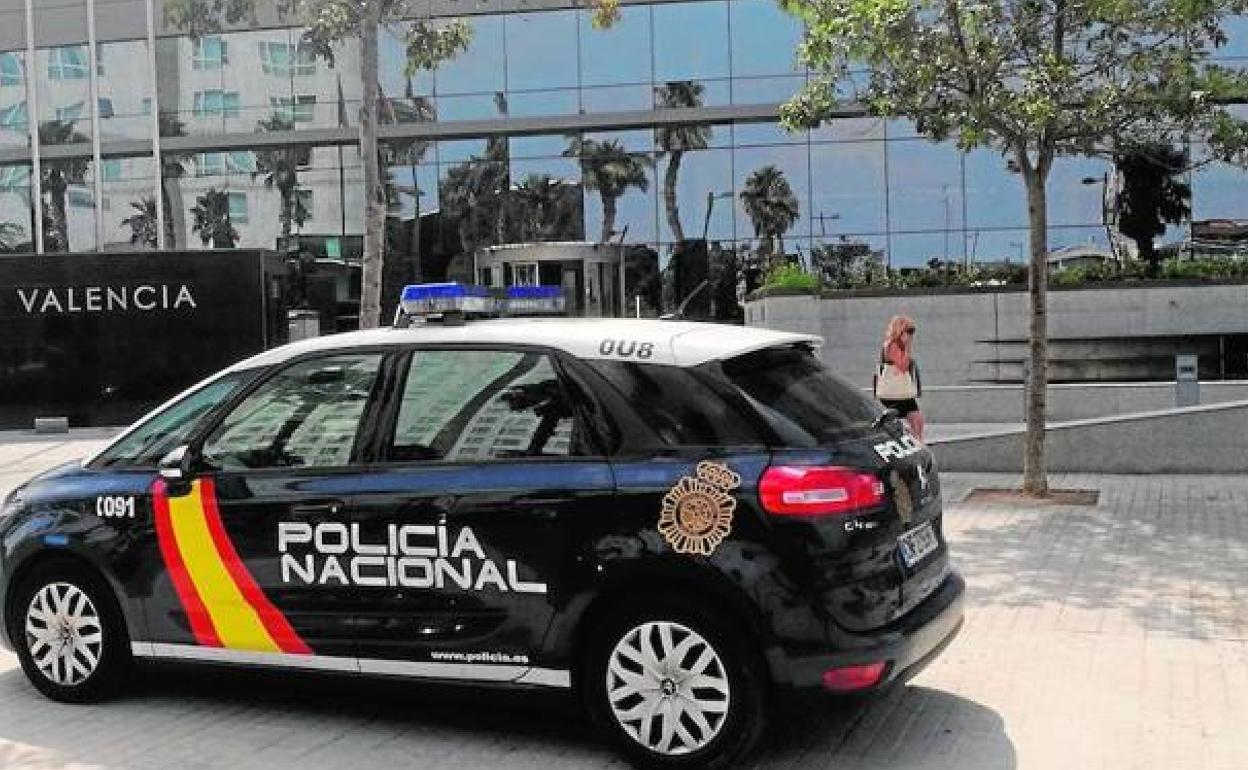 Una patrulla de la Policía Nacional en el hotel donde tuvo lugar el robo. 