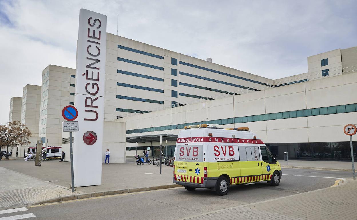 Una ambulancia a las puertas del Hopsital La Fe de Valencia. 