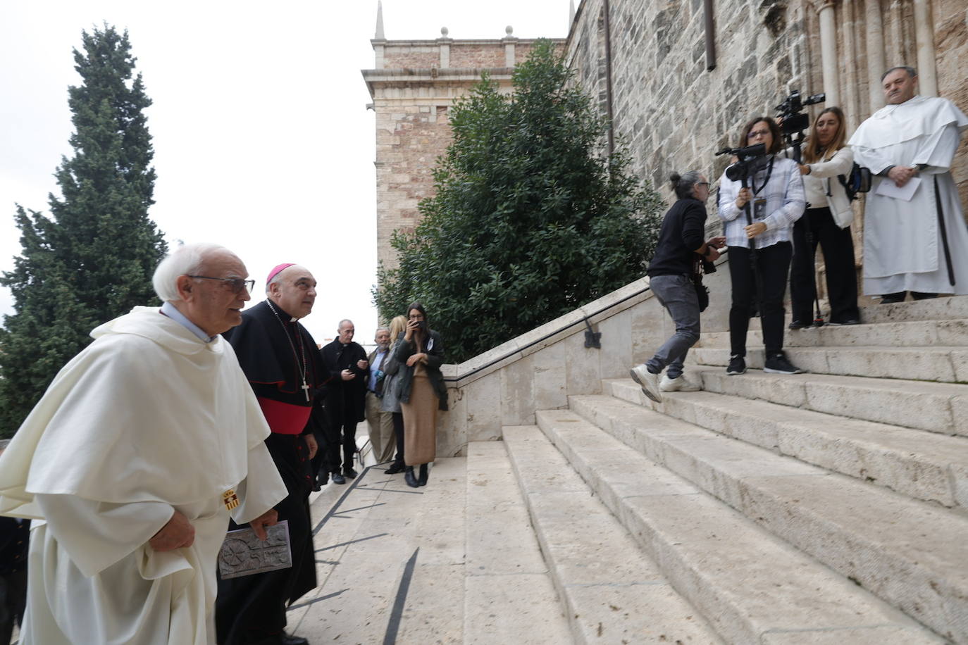 El nuevo arzobispo de Valencia ha visitado el monasterio de El Puig. 