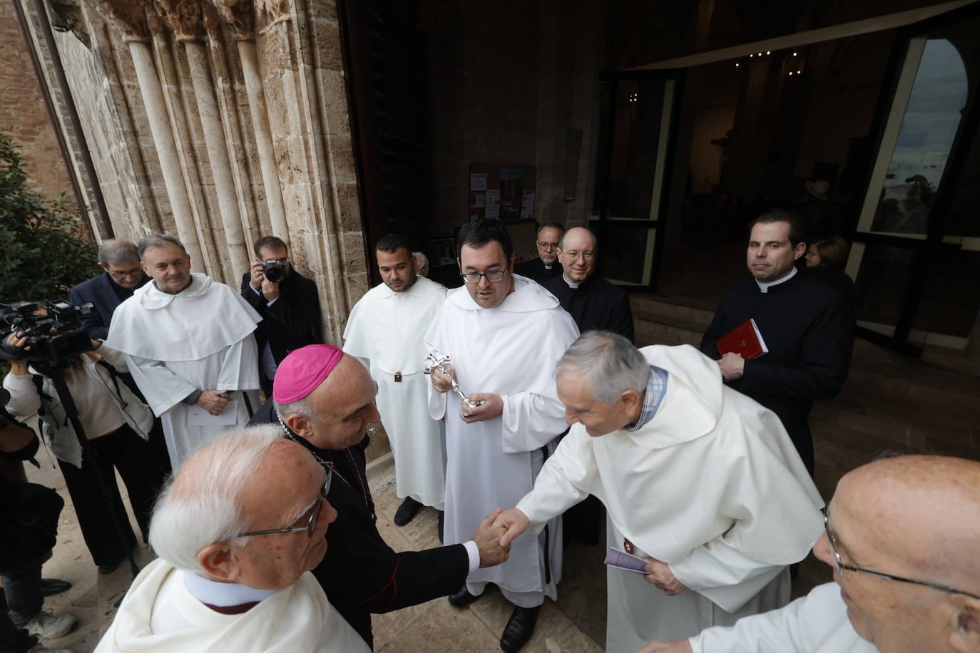 El nuevo arzobispo de Valencia ha visitado el monasterio de El Puig. 