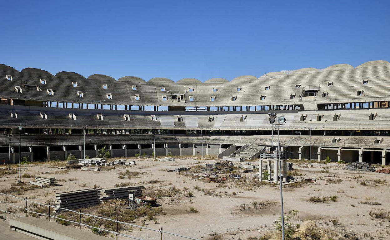 Aspecto actual de las obras del nuevo estadio del Valencia, paralizadas desde 2009. 