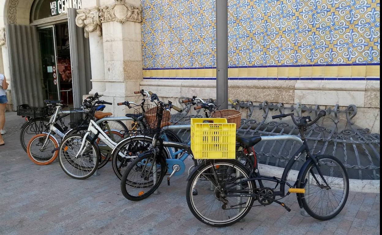 Aparcabicis junto a una de las puertas del mercado 