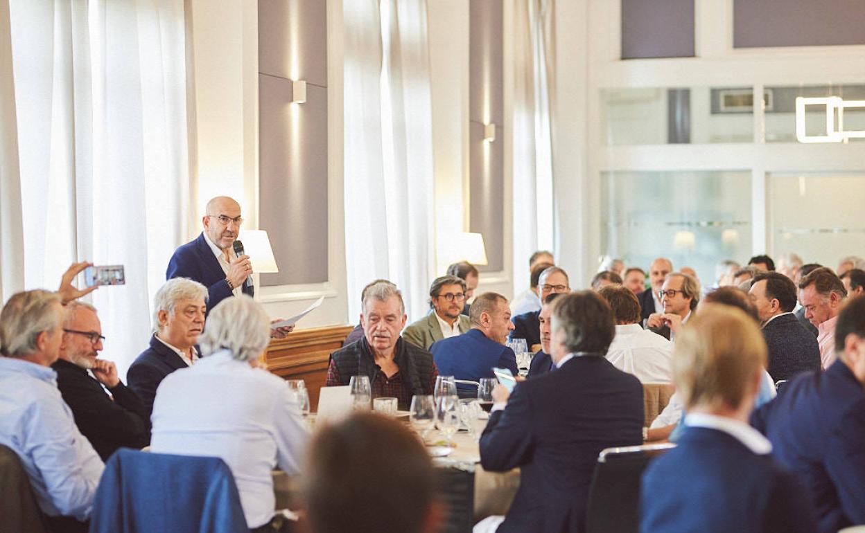 Vicente García, presidente de la sociedad gastronómica Cuchara de Plata, durante la presentación del 'putxero de Nadal'. 