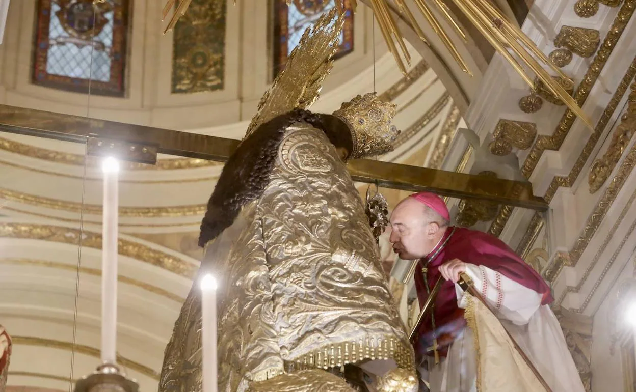 El nuevo arzobispo venera a la Virgen de los Desamparados. 