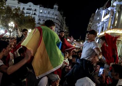 Imagen secundaria 1 - Varios momentos de la celebración, en la plaza del Ayuntamiento de Valencia.