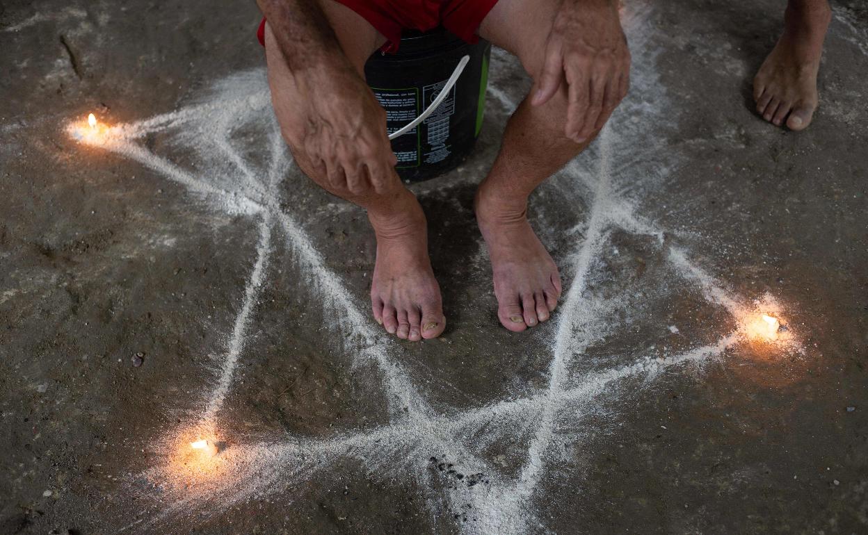 Un devoto de la santería realiza un ritual en Venezuela.