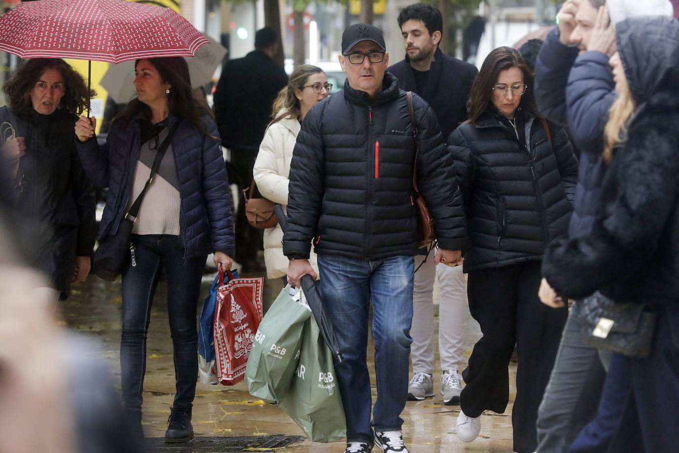 El centro de Valencia, repleto de personas haciendo sus compras navideñas. 