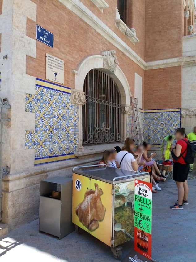 Fotos: El Síndic reclama que se quite todo el mobiliario pegado al Mercado Central