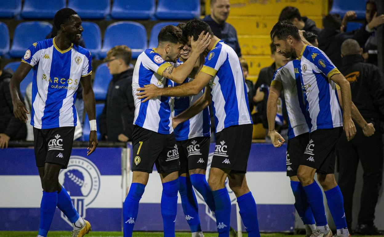 Los jugadores del Hércules abrazan a Roger Riera tras anotar el 2-1. 