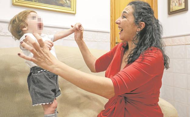 Maternidad. Amparo juega con su hijo Mateo,