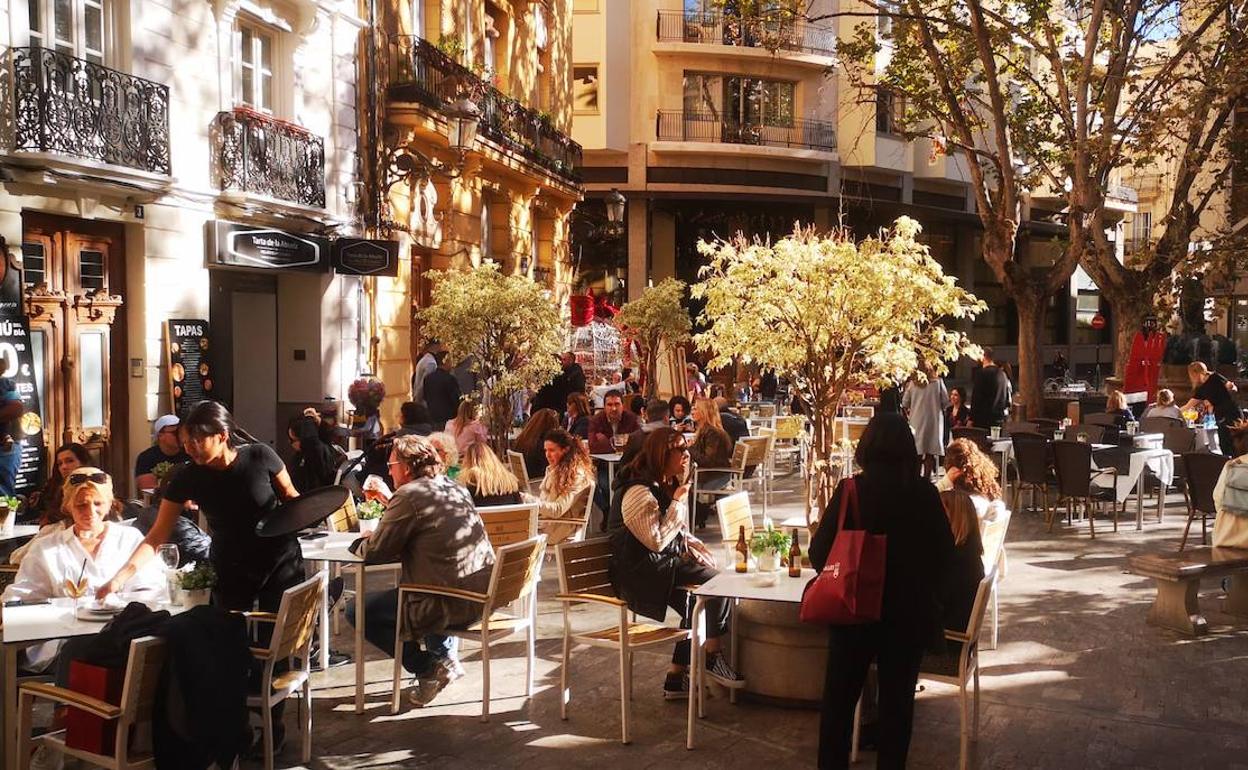 Terrazas de bares y restaurantes en el centro de Valencia. 