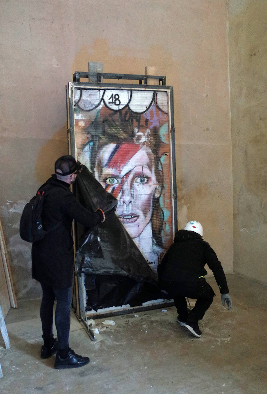 Fotos: El grafiti de David Bowie,  trasladado al Museo del Carme de Valencia