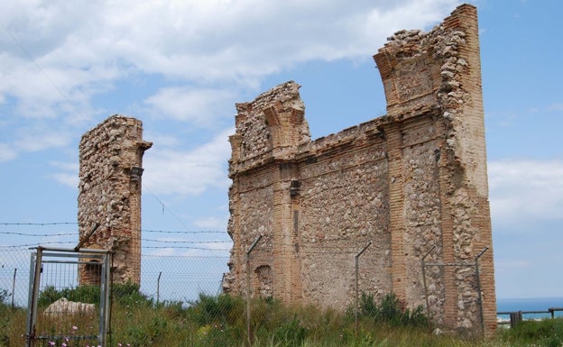 Imagen principal - Diferentes perspectivas del castillo de Santa Ana de Oliva. 