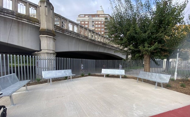 Imagen principal - Urbanización de zona de terraza del Gulliver, bancos y rampas, tras la remodelación. 