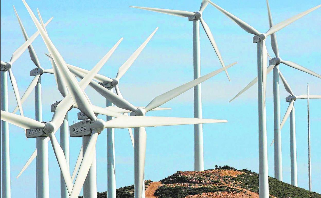 Molinos de viento del parque eólico instalado en Buñol. 