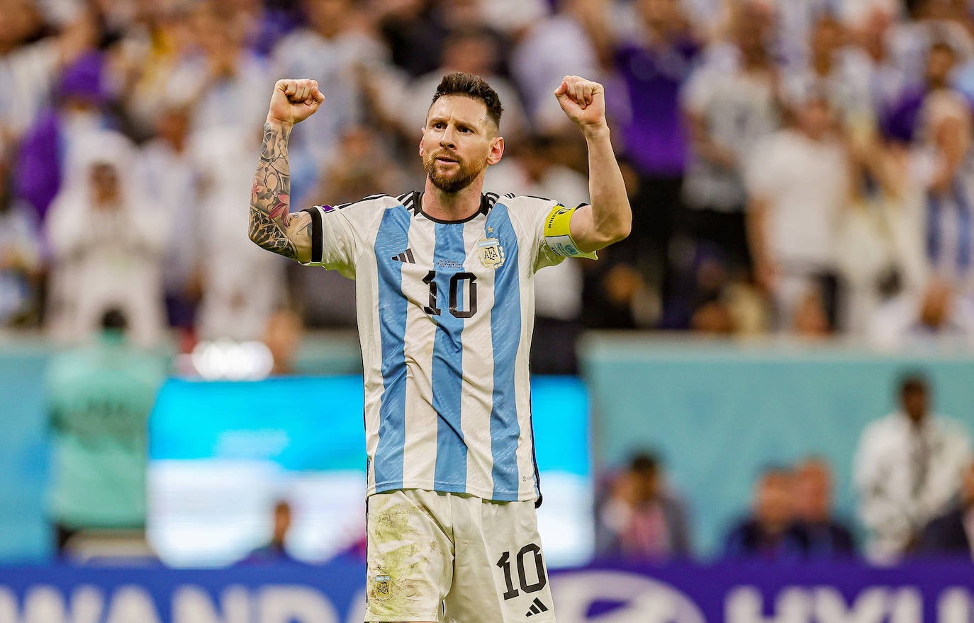 Messi celebra uno de los penaltis antes su afición en los cuartos de final