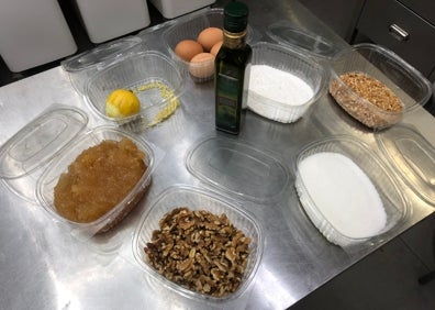 Imagen secundaria 1 - Inicio del relleno de la trenza borgiana, los ingredientes y momento en el que Raúl Llopis la está decorando. 