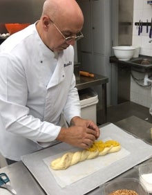 Imagen secundaria 2 - Inicio del relleno de la trenza borgiana, los ingredientes y momento en el que Raúl Llopis la está decorando. 