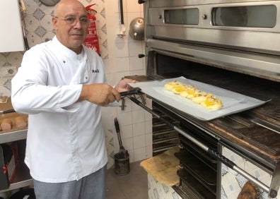 Imagen secundaria 1 - La trenza borgiana en el mostrador de la pastelería Raúl, el pastelero antes de introducir el dulce en el horno y una imagen del postre tras su preparación. 