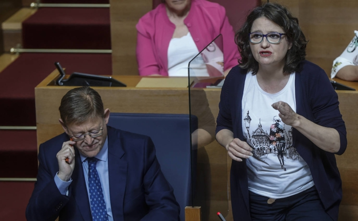 El presidente de la Generalitat, Ximo Puig, junto a Mónica Oltra, en Les Corts. 