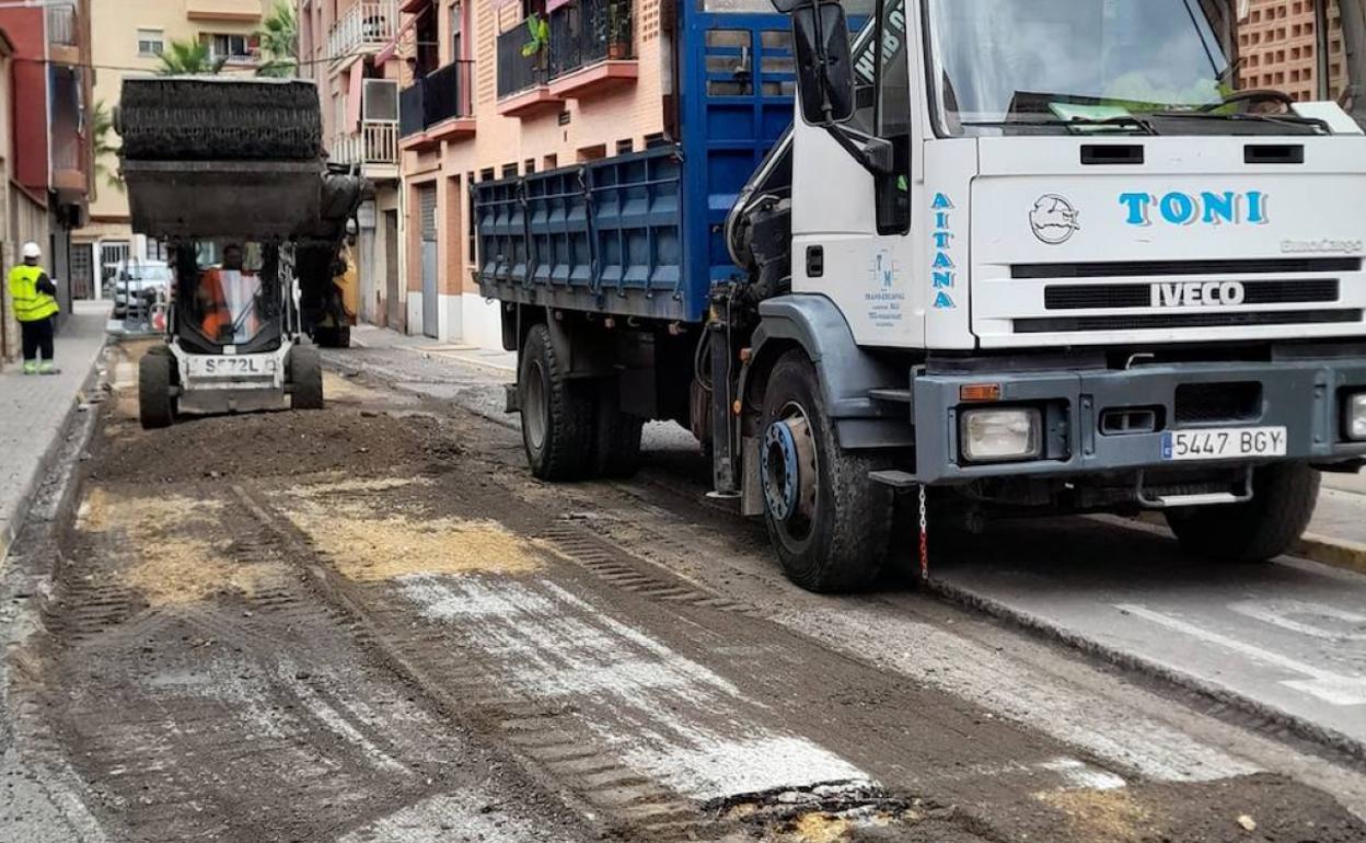 Las obras de la calle Paiporta de Catarroja sacan a la luz el antiguo empedrado de rodeno
