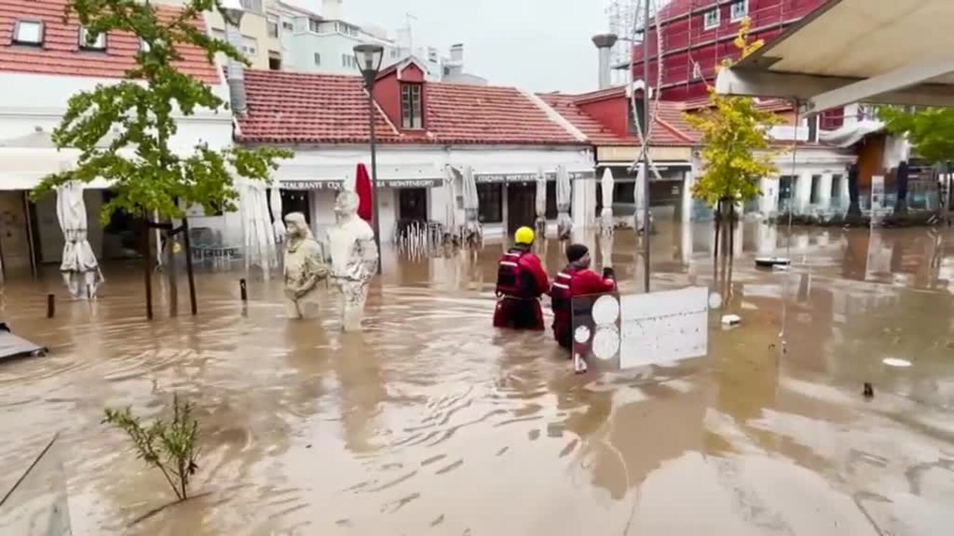 Fuertes lluvias dejan calles completamente inundadas en Lisboa