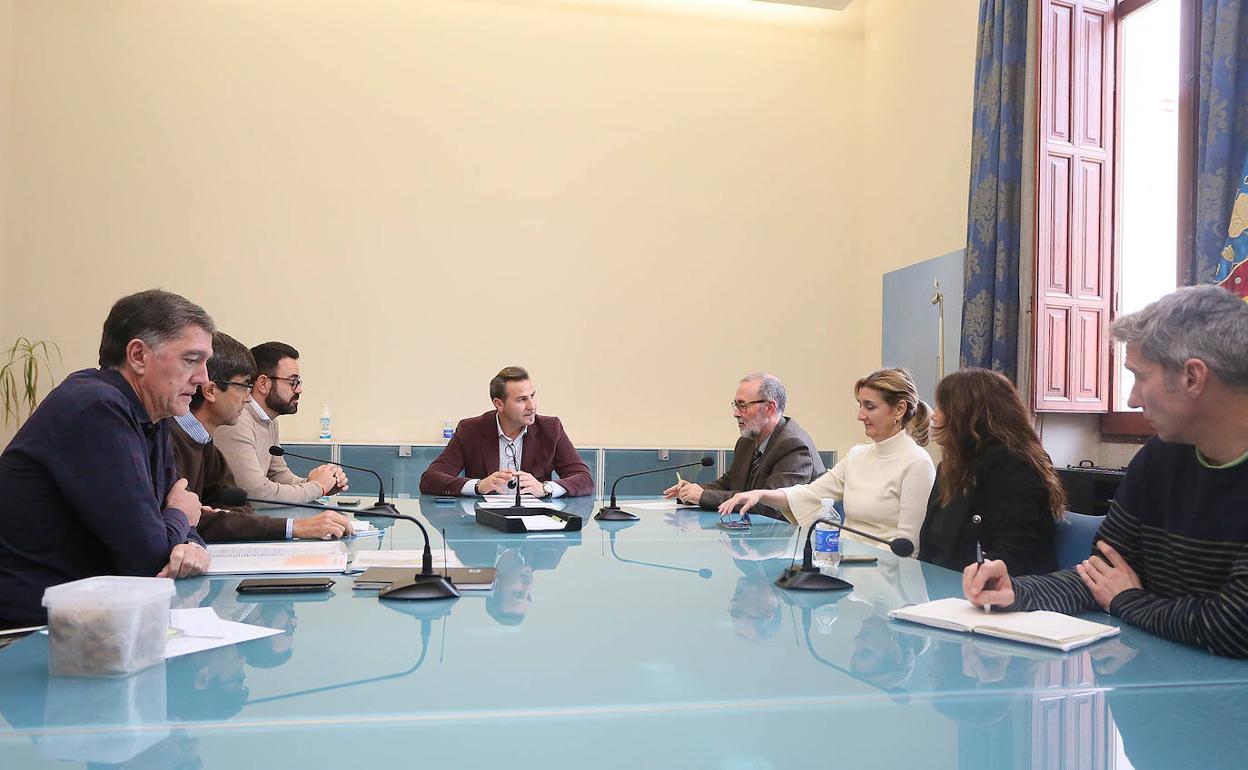 Reunión entre los concejales de los tres municipios implicados y el diputado de Carreteras. 