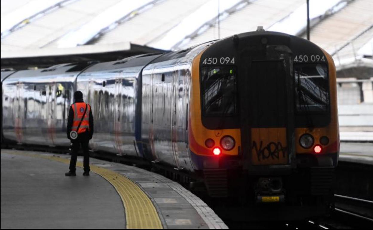 Un tren llega a la estación Waterloo, en Londres. 