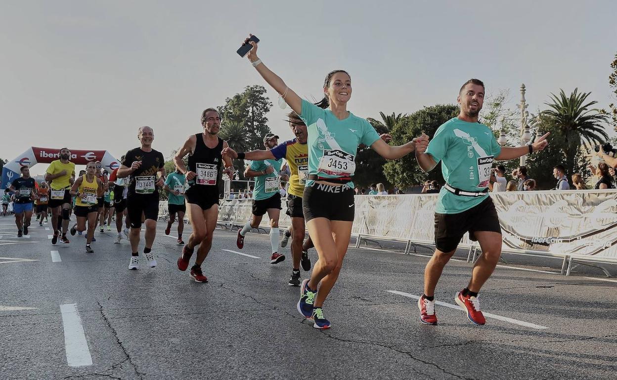 Varios corredores, durante la última edición de la 10K Valencia.