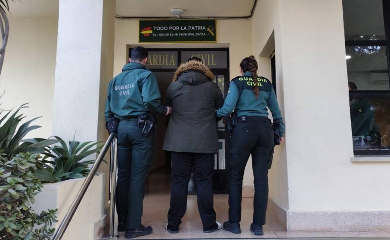 Momento en el que el detenido entra en el cuartel de la Benemérita. 