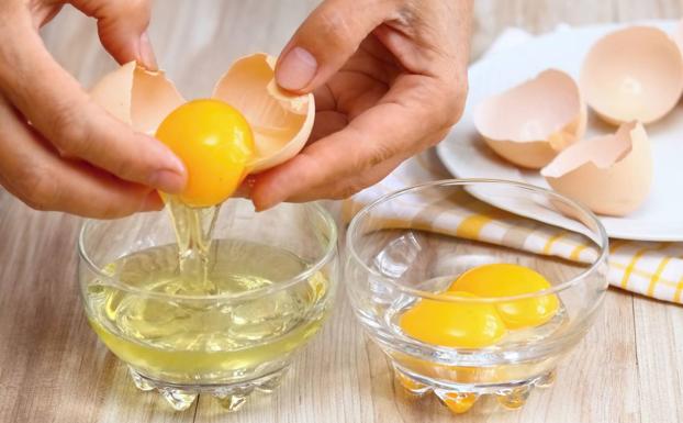 Los huevos son uno de los alimentos que mucha gente con colesterol no sabe si pueden o no tomar.