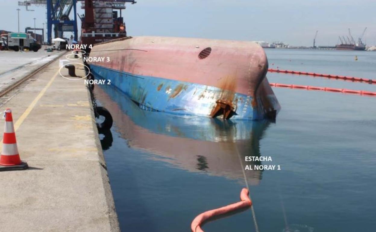 Barco hundido en Castellón en mayo de 2021. 