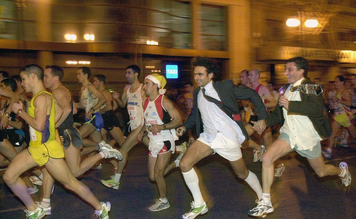 Varios corredores, durante una San Silvestre de Valencia.