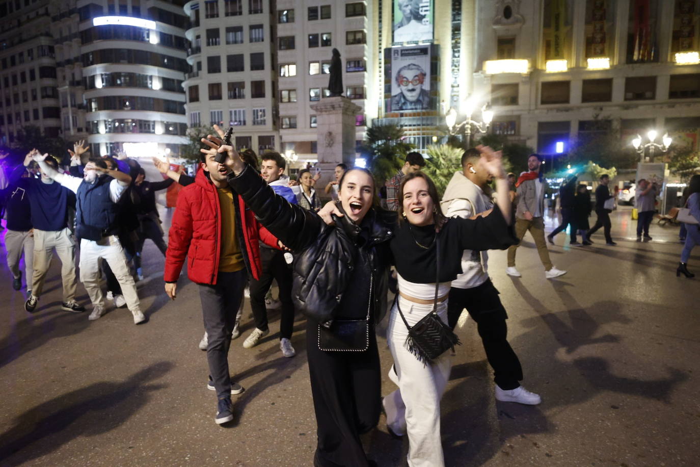 Fotos: La afición francesa celebra el paso a la final en la plaza del Ayuntamiento