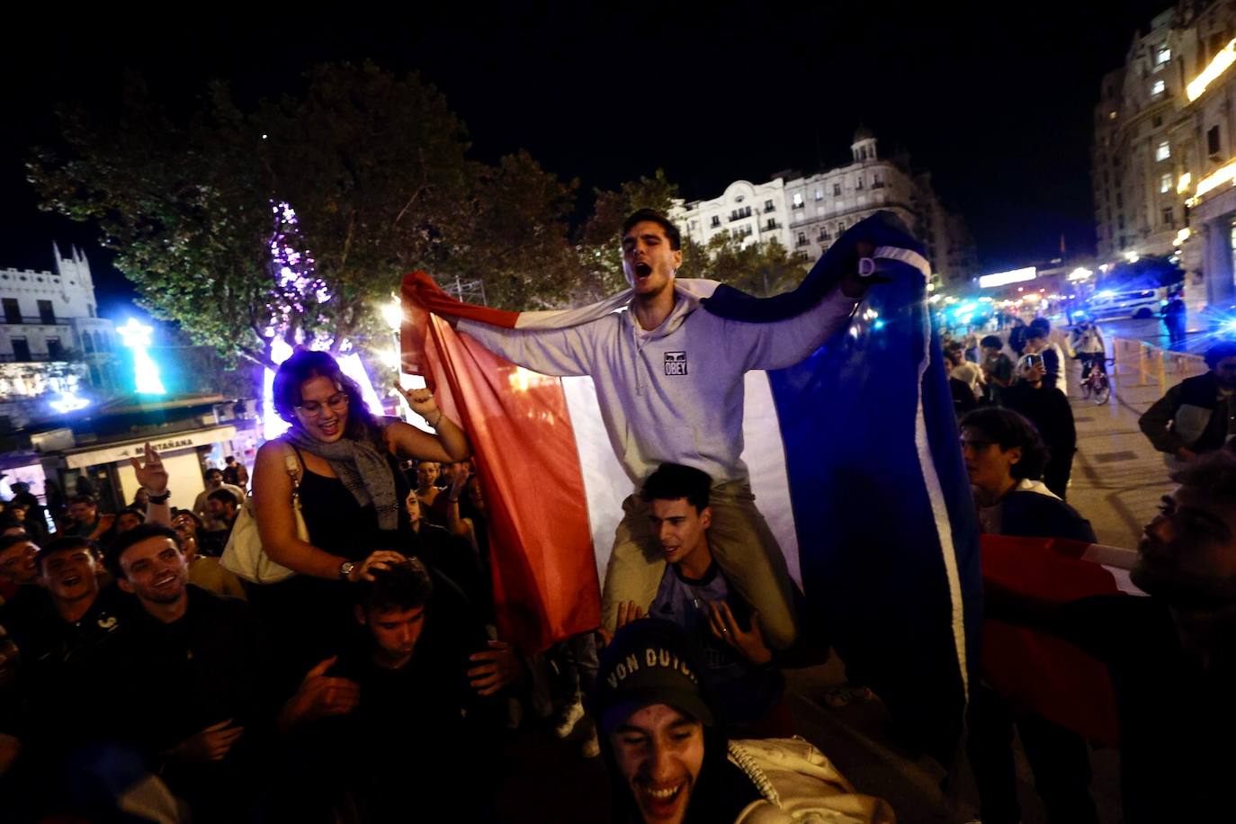 Fotos: La afición francesa celebra el paso a la final en la plaza del Ayuntamiento