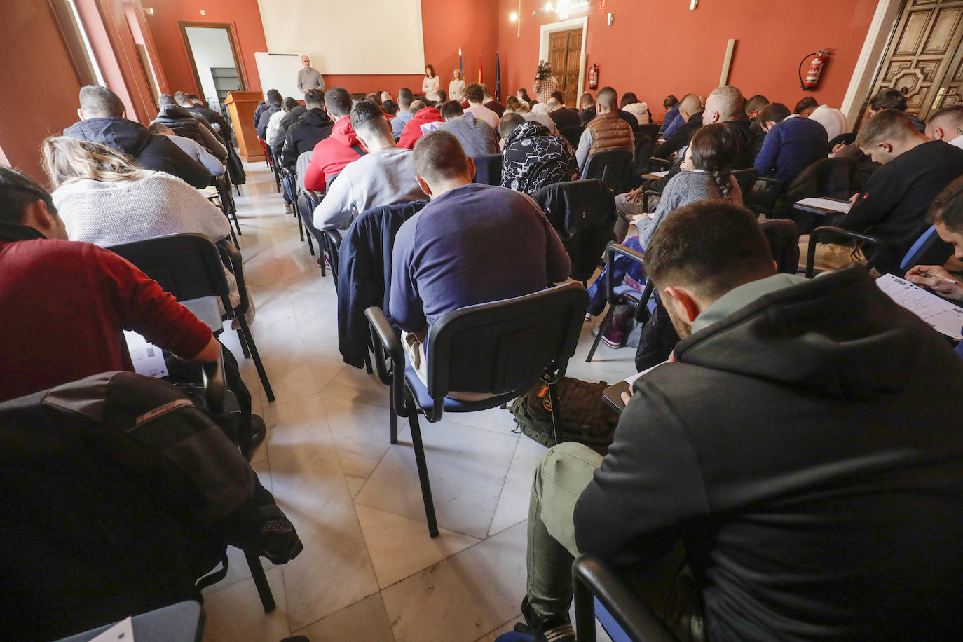 Fotos: Así ha sido el examen para portero de discoteca en Valencia