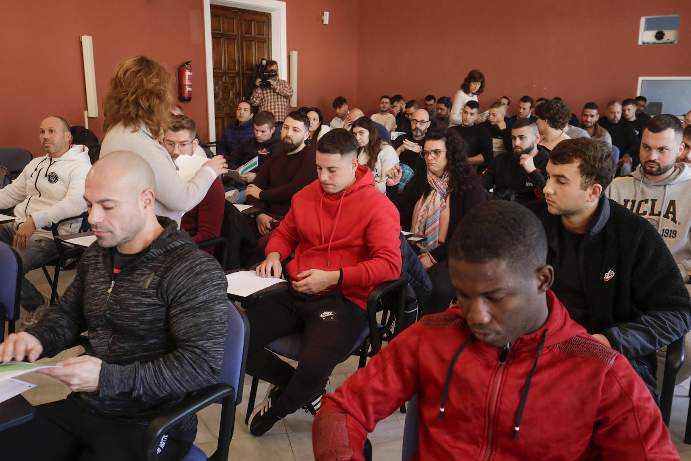 Fotos: Así ha sido el examen para portero de discoteca en Valencia