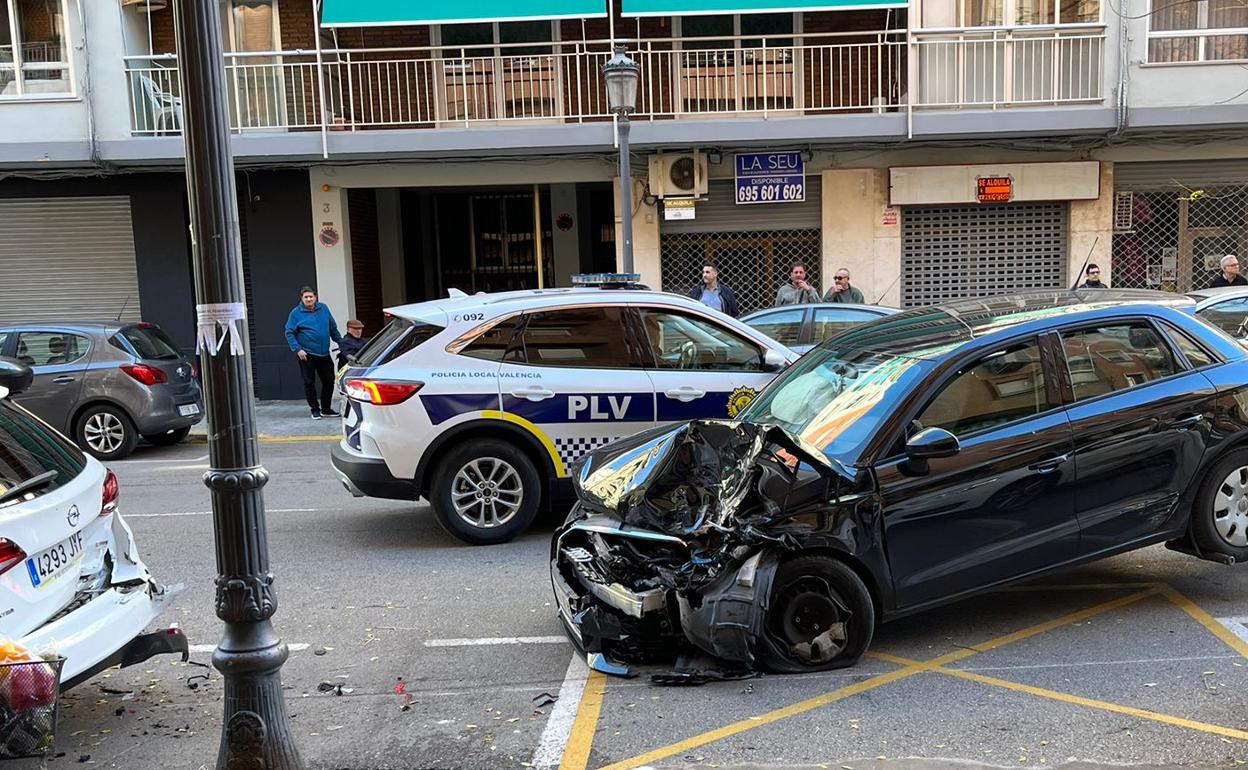 El coche destrozado del sacerdote en el lugar donde se produjo el accidente. 