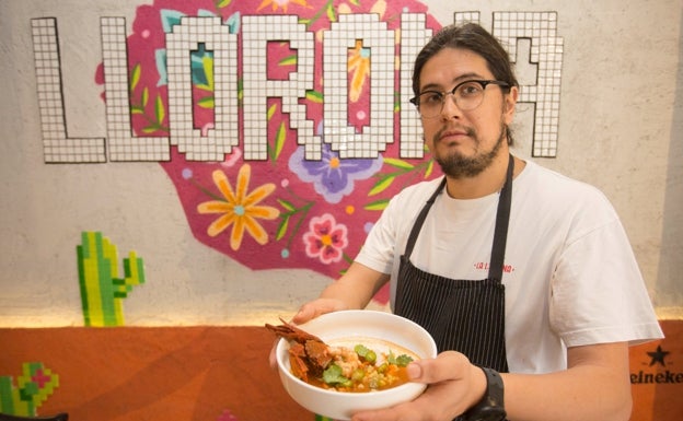 José presenta el caldo de camarones en La Llorona.