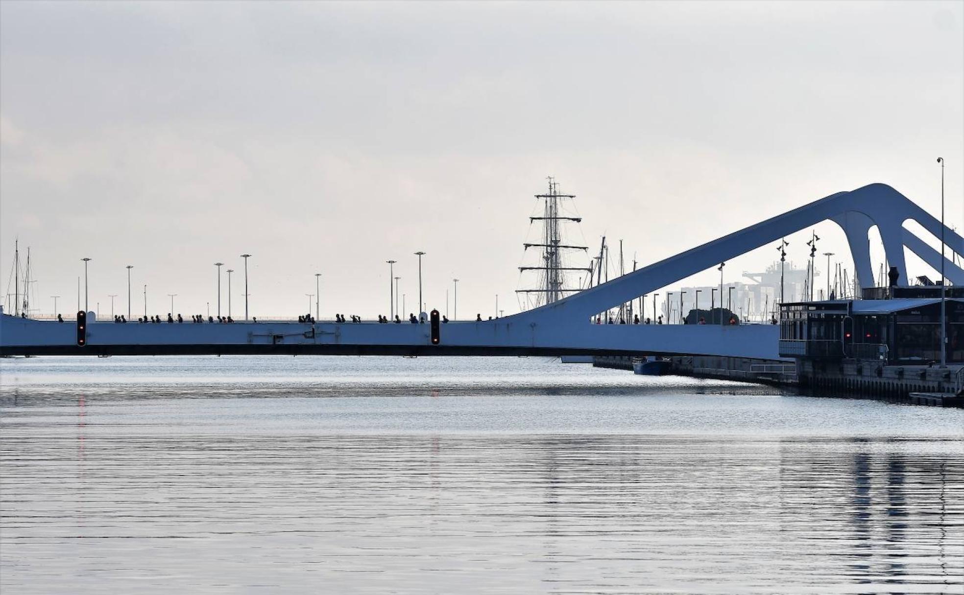 Participantes en la edición del Pas Ras de 2021, a su paso por el puente giratorio del canal. 